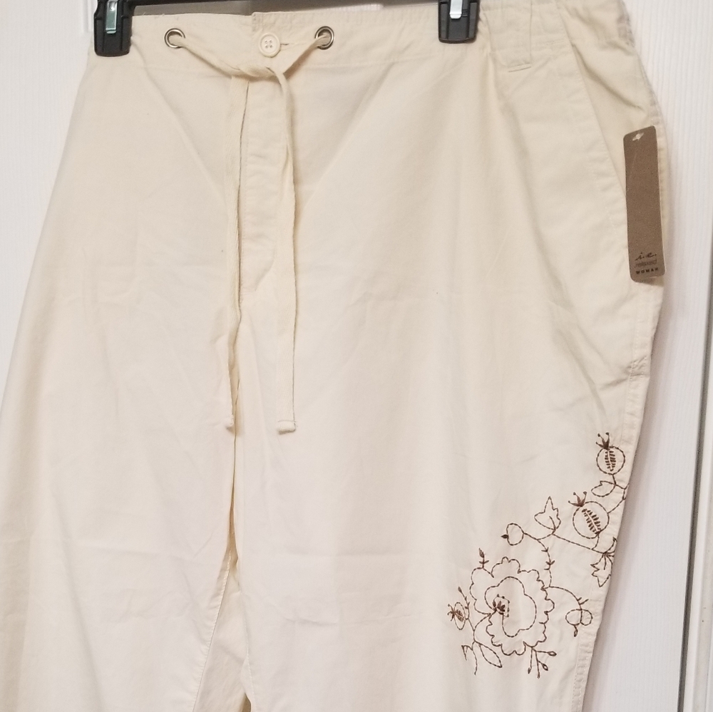 NEW Relaxed Capris with brown embroidered flowers, size 24